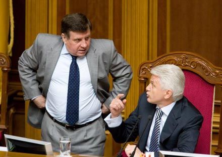 До внесения изменений в 2004 году в Конституции было записано, что парламентские выборы проходят в последнюю неделю марта четвертого года полномочий Верховной Рады Украины
