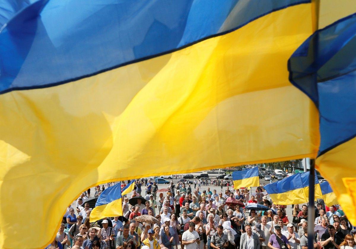 23 августа 1991, после провала путча в Москве, группа народных депутатов внесла сине-желтый украинский флаг в сессионный зал Верховной Рады