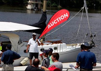 Каждый год сотни новых, использованных, изъятых, изъятых и поврежденных лодок и яхт продаются с аукциона в центрах по всей Австралии, в том числе в центрах по продаже лодок в Сиднее, Мельбурне, Брисбене и Аделаиде